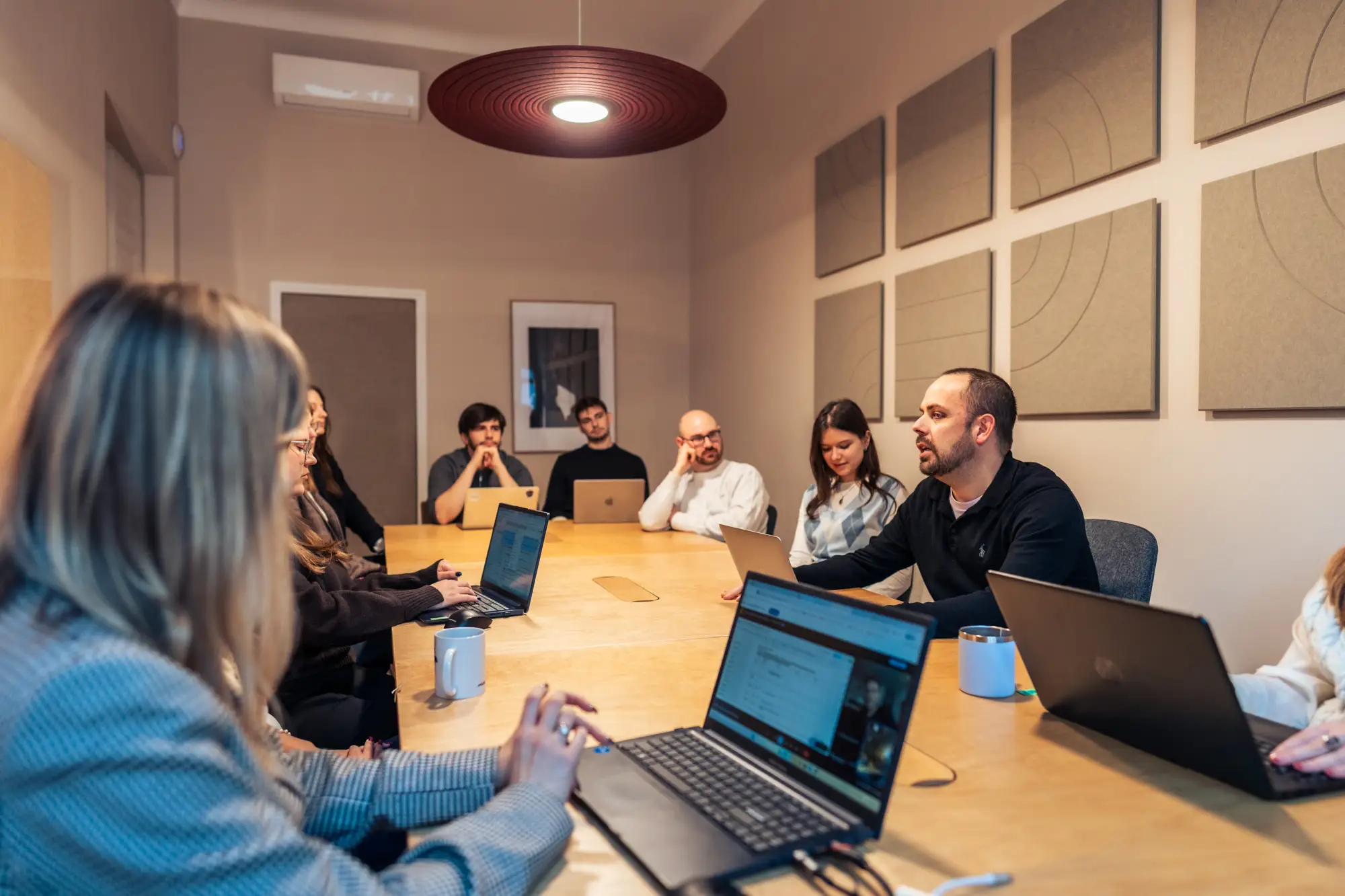 Sala konferencyjna Yolk Kraków z ekranem 4K i kamerą